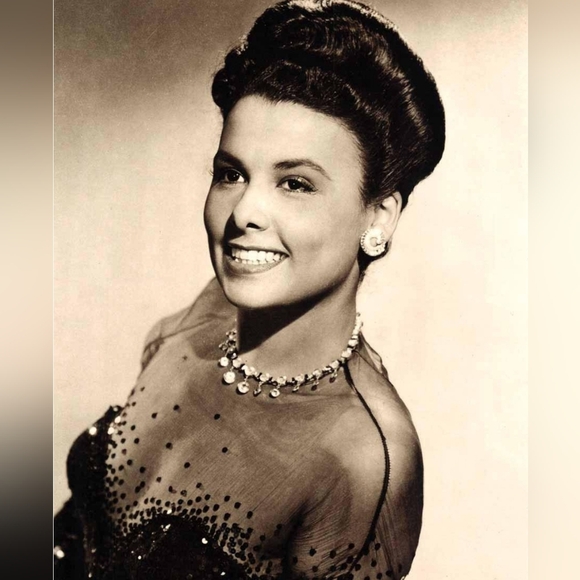 🌟 🎭 💍💄A Tribute to Beautiful Women of the Past! ✨️♥️🌹👠💎📿 - Picture 9 of 16